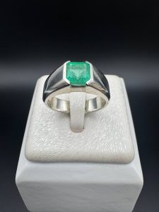 انگشتر زمرد کلمبیا اصل رنگ کاهویی