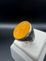 انگشتر مردانه عقیق زرد خط دار با حکاکی ذکر یا ابا عبدالله