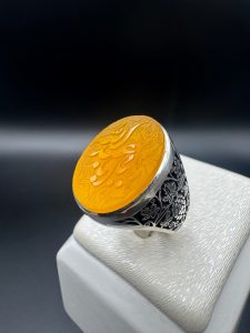انگشتر مردانه عقیق زرد خط دار با حکاکی ذکر یا ابا عبدالله