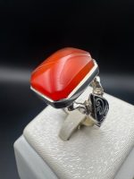 انگشتر چهار ضلعی عقیق دو‌ رنگ سرخ پرتقالی یمن اصل